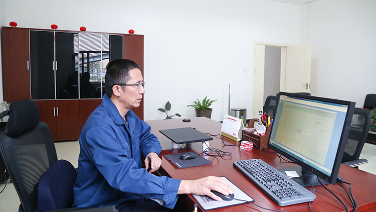 肖云通過(guò)在線檢測(cè)系統(tǒng)，分析選礦生產(chǎn)數(shù)據(jù).JPG