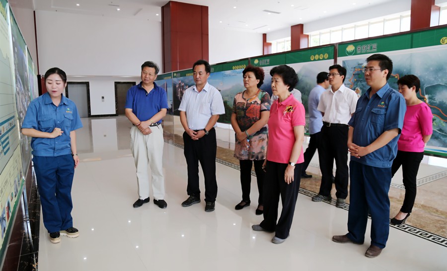 1-2015年8月，全國政協(xié)副主席、中國科學院院士王志珍一行蒞臨金徽股份調(diào)研。.jpg