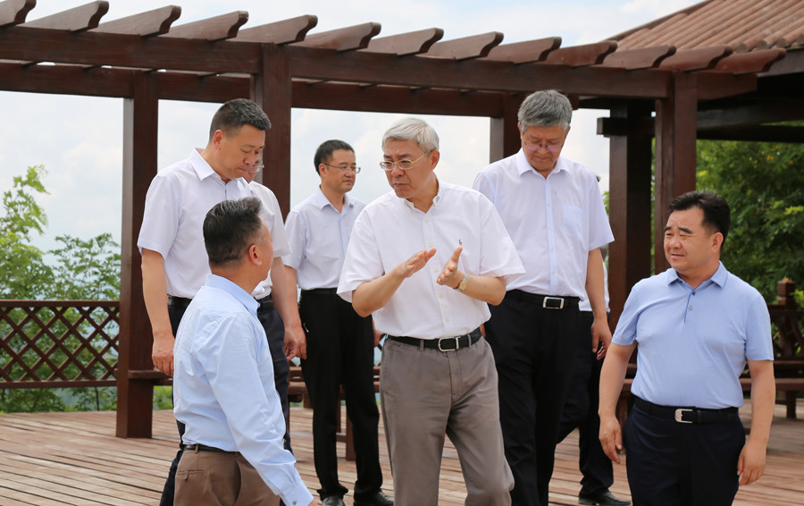 7-2021年7月，中共中央委員、時任甘肅省委書記尹弘蒞臨金徽股份調(diào)研指導(dǎo)防災(zāi)減災(zāi)和綠色礦山建設(shè)情況。.jpg
