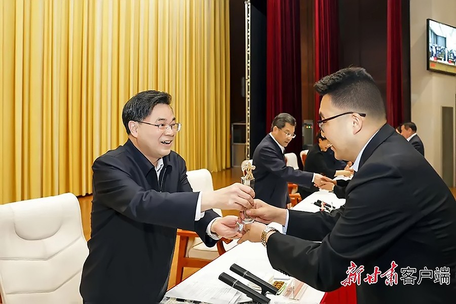 2-2023年5月，省委書記、省人大常委會主任胡昌升為金徽礦業(yè)旅游景區(qū)授“全省文化旅游發(fā)展突出貢獻集體獎”。.jpg