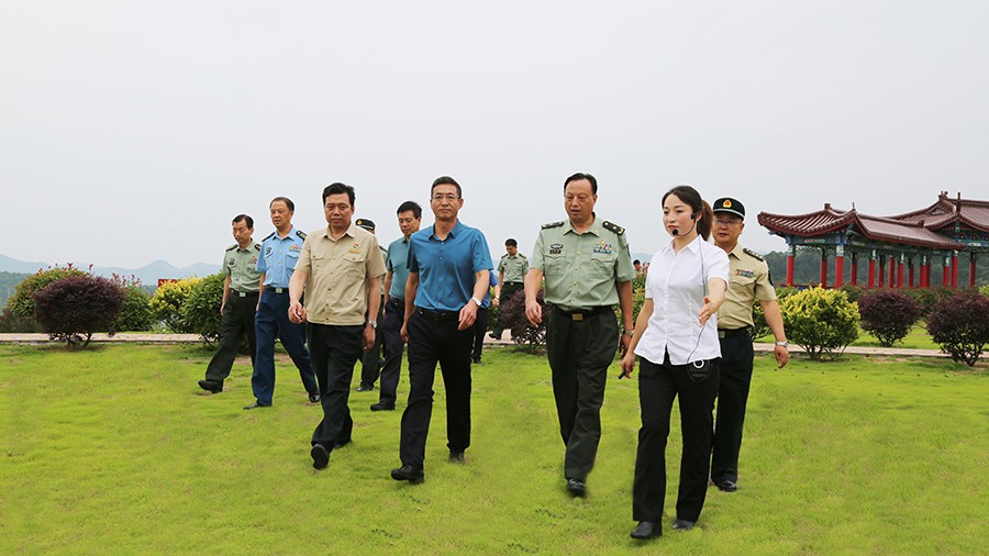 17-2020年7月，省委常委、省軍區(qū)司令員王文清蒞臨金徽股份調(diào)研企業(yè)編兵和綠色礦山建設(shè)工作是表示：金徽股份將民兵作為企業(yè)應(yīng)急救援力量的一員，充分發(fā)揮了民兵作用，立起了在企業(yè)編兵的標桿。.jpg