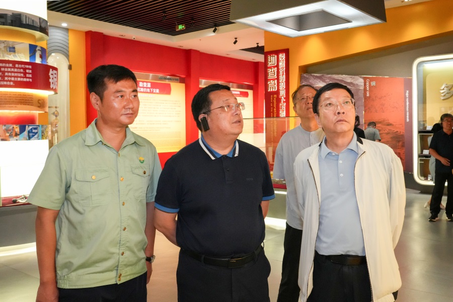 2024.06.23全國政協(xié)委員、 陜西省政協(xié)副主席、民建陜西省委會主委李忠民蒞臨金徽股份調(diào)研.jpg