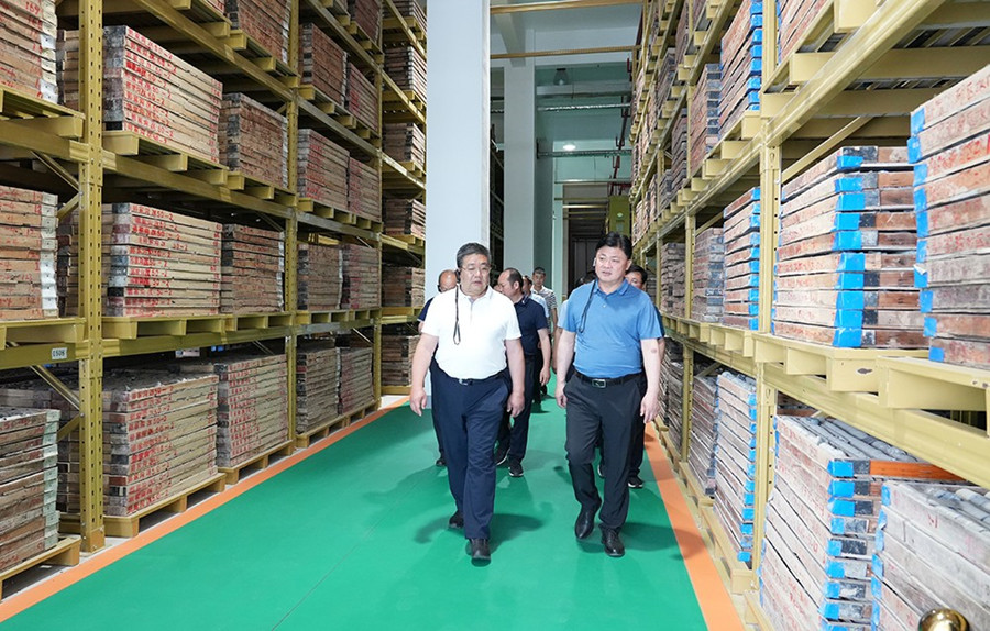 51-2022年6月，省農(nóng)業(yè)農(nóng)村廳一級巡視員朱寶瑩蒞臨金徽股份調(diào)研綠色礦山建設(shè)工作。.jpg