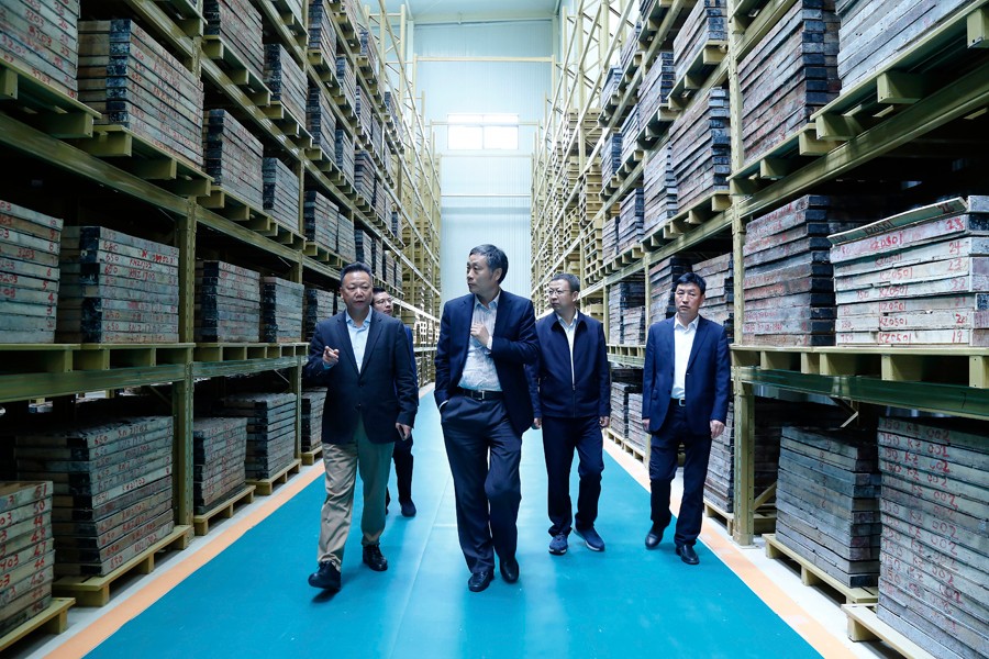 55-2019年4月，全國綠色礦山建設(shè)標準解讀與經(jīng)驗交流研討會——綠色礦業(yè)發(fā)展萬里行（隴南站）活動在金徽股份舉辦。中國礦業(yè)聯(lián)合會黨委書記、會長彭齊鳴出席主持會議，并就金徽股份的綠色礦山建設(shè)情況進行調(diào)研。.jpg