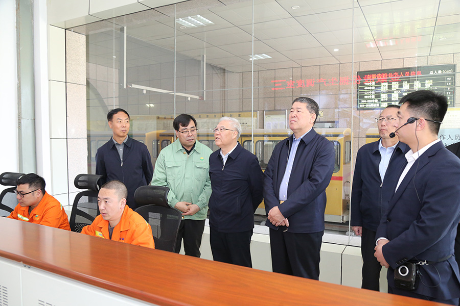 全國政協(xié)常委，省政協(xié)副主席，民進中央常委、甘肅省主委尚勛武調(diào)研金徽股份時強調(diào)，要加強科技創(chuàng)新與人才培養(yǎng)。-900.jpg